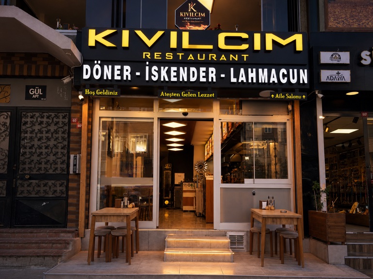 Akşam ışığında Kıvılcım Restaurant dış cephesi ve girişi