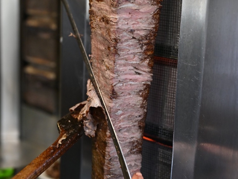 Kıvılcım Restaurant yaprak et döner kesimi