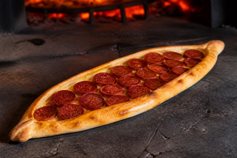 Sucuklu Pide — Sucuk dilimleriyle hazırlanan taş fırın pidesi.